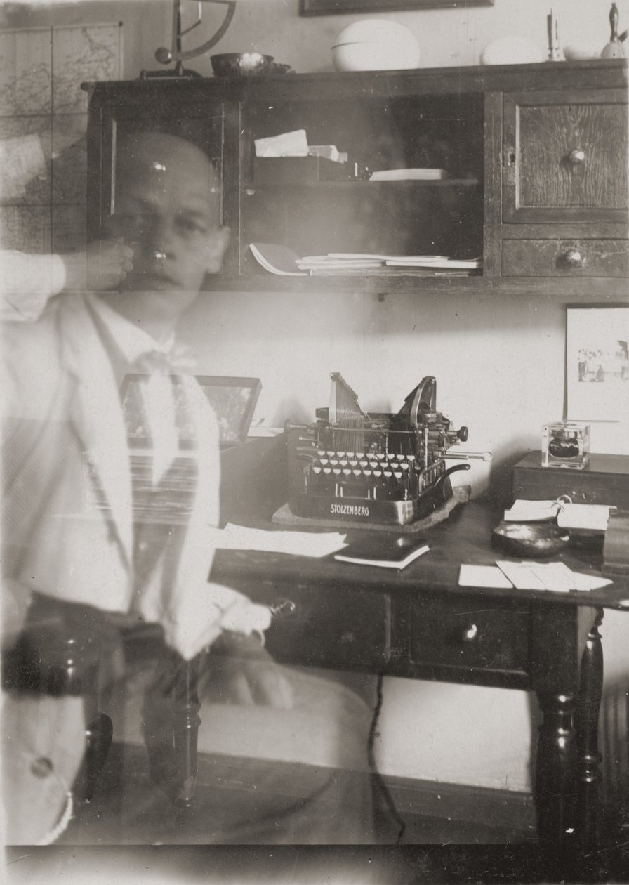 [Zelfportret aan de schrijfmachine, atelier Prellerstrasse] door Oskar Schlemmer