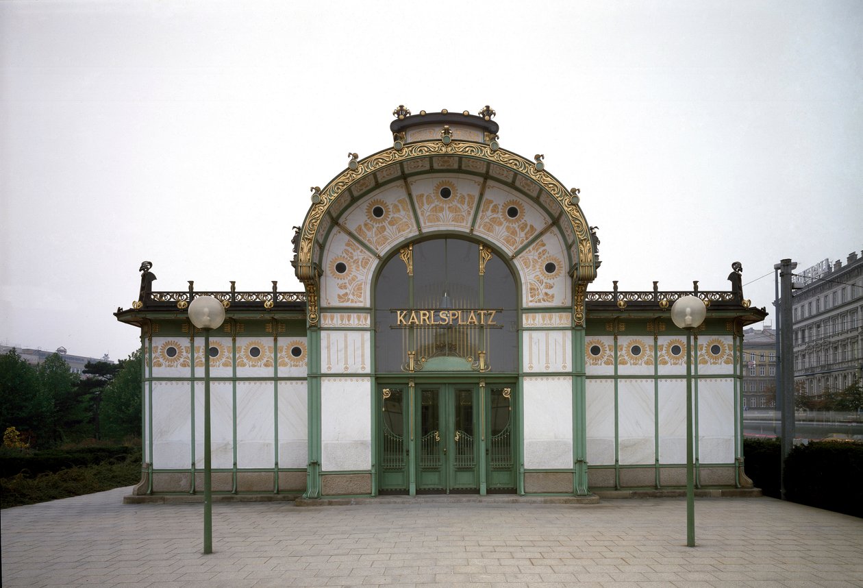 Art Nouveau: zicht op het paviljoen van het metrostation Karlsplatz, ontworpen door architect Otto Wagner door Otto Wagner