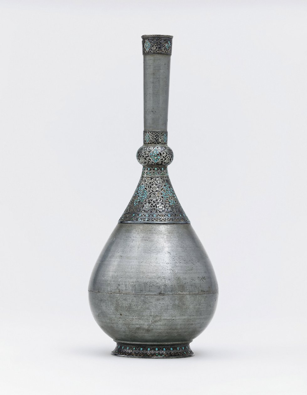 Een Ottomaanse turquoise ingelegde zilveren gemonteerde zinken fles door Ottoman School