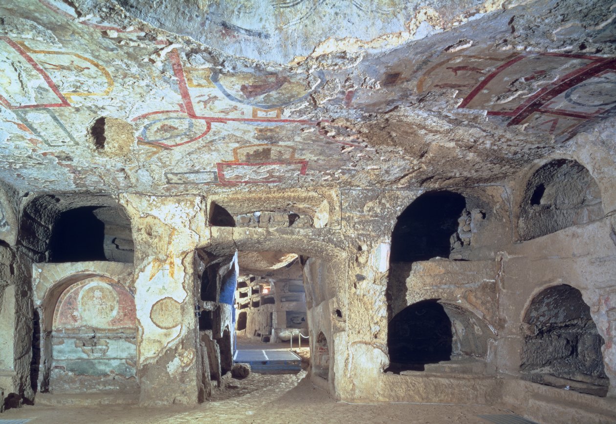 Interieur van een catacombe kamer uitgehouwen uit tufsteen met fragmenten van fresco decoratie, 2e eeuw door Paleo Christian