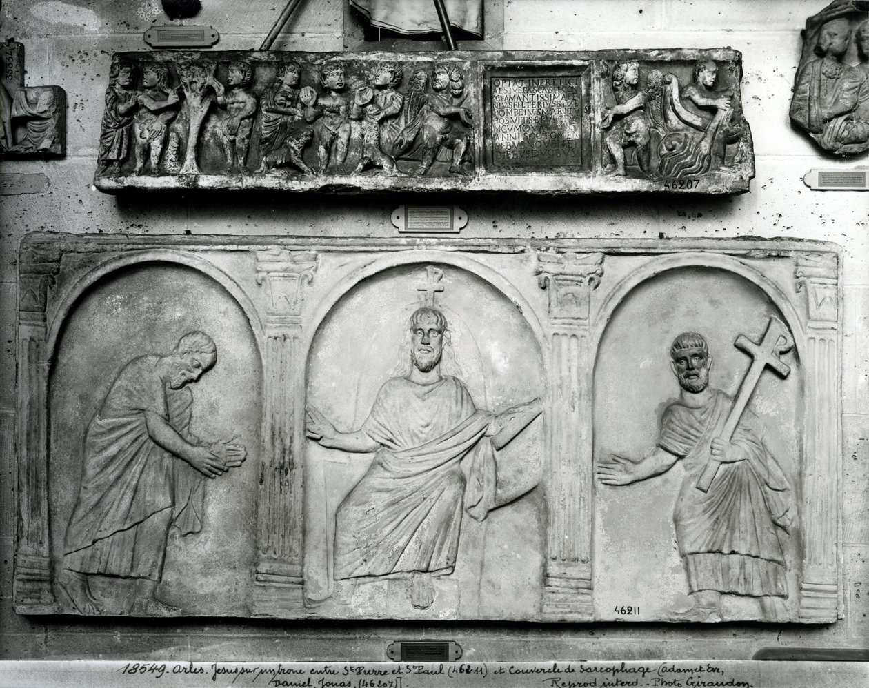 Boven: Deksel van een sarcofaag met Adam en Eva, Daniël en Jona; Onder: Christus op de Troon met St. Petrus en St. Paulus door Paleo Christian