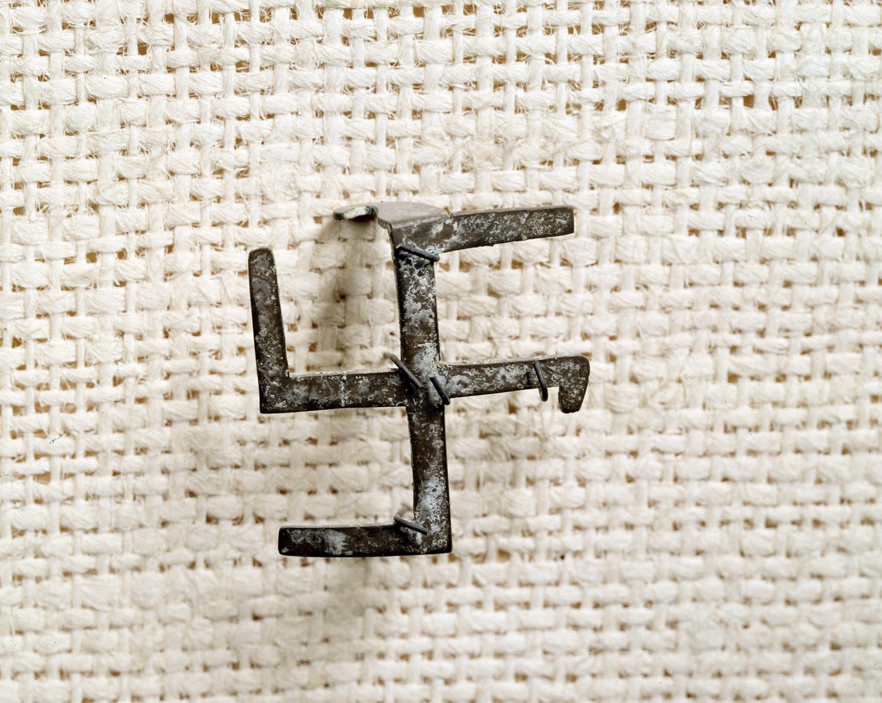 Christelijke oudheid: fibula in de vorm van een swastika (die het kruis gammee zal inspireren). 1e tot 3e eeuw. Nationaal Museum van Archeologie van Saint Germain en Laye door Paleo-Christian