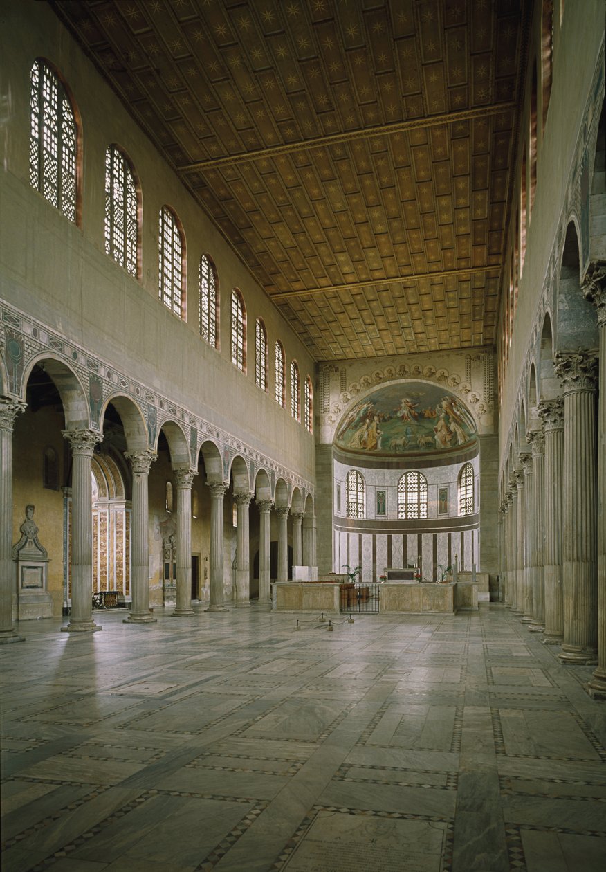 Interieur van de kerk van Sint Sabina, centrale schip, gesticht in de 5e eeuw door Paleo Christian