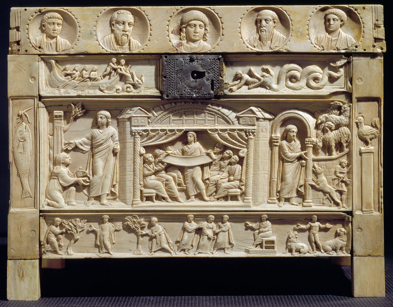 Paleochristelijke kunst: reliekschrijn versierd met scènes uit het Oude en Nieuwe Testament in lage reliëfs. 4e eeuw. Uit het klooster van Santa Giulia, Italië. Brescia, Christelijk museum door Paleo Christian