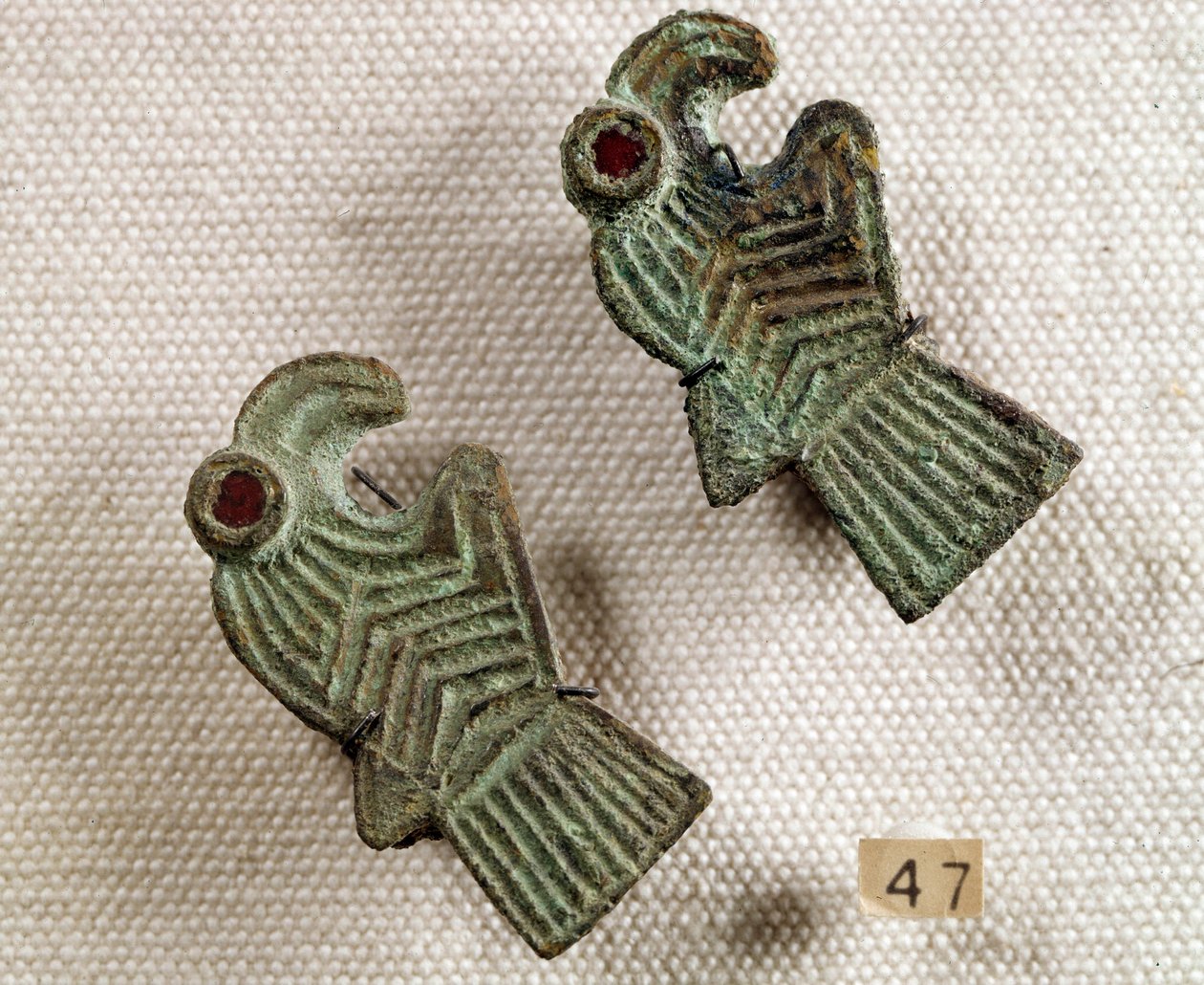 Christelijke oudheid: bronzen fibulae ingelegd met granaat in de vorm van adelaarskoppen. Nationaal Archeologisch Museum, Saint Germain en Laye door Paleo Christian Paleo Christian