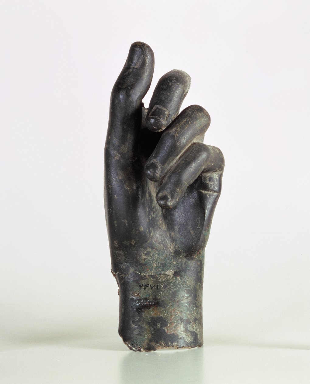 Fragment van een hand, mogelijk van een boogschutter, uit Shami, Malamir, Iran door Parthian School