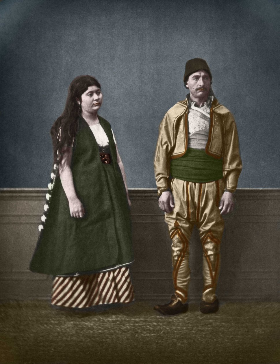 Portret van een Bulgaarse vrouw uit Sofia en een Bulgaarse man rond 1890. Gekleurde fotografie door Pascal Sebah (1838-1890) door Pascal Sébah
