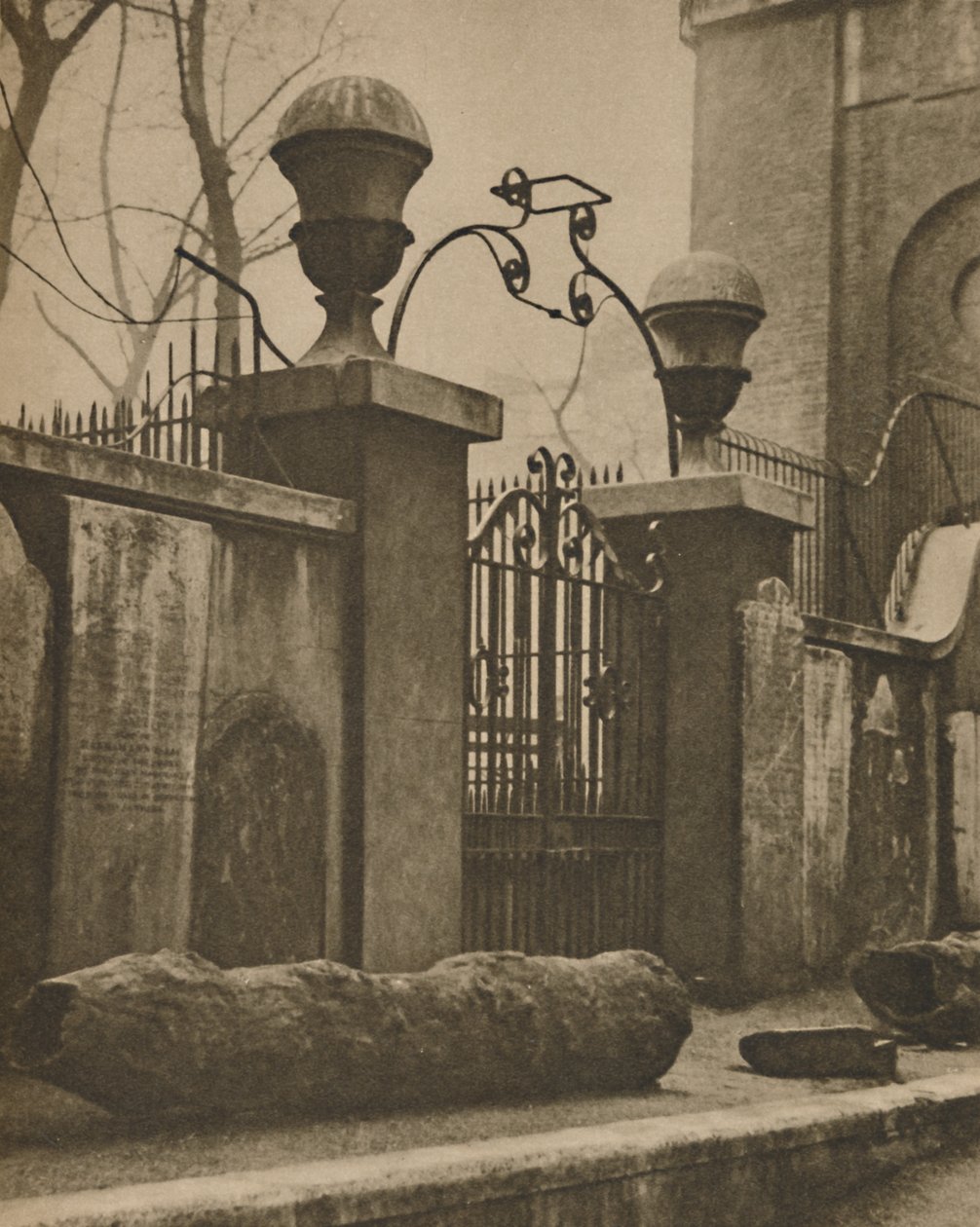 Iepstammen voor leidingbuizen opgegraven bij St. Annes, Soho, ca. 1935 door Paterson