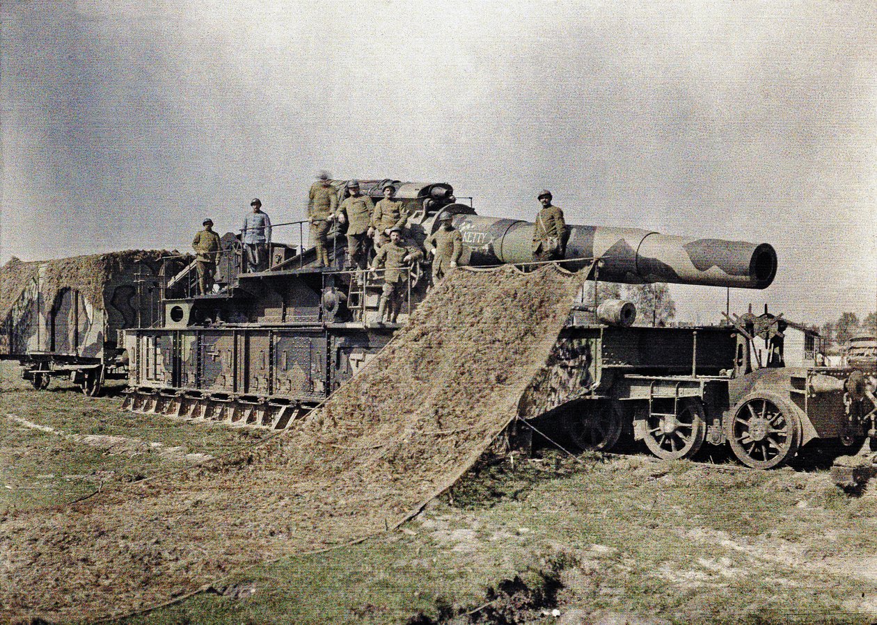 Acht Franse soldaten camoufleren een 370 mm spoorwegkanon met de inscriptie Keity, Noyon, Oise, Frankrijk, 5 september 1917 door Paul Castelnau