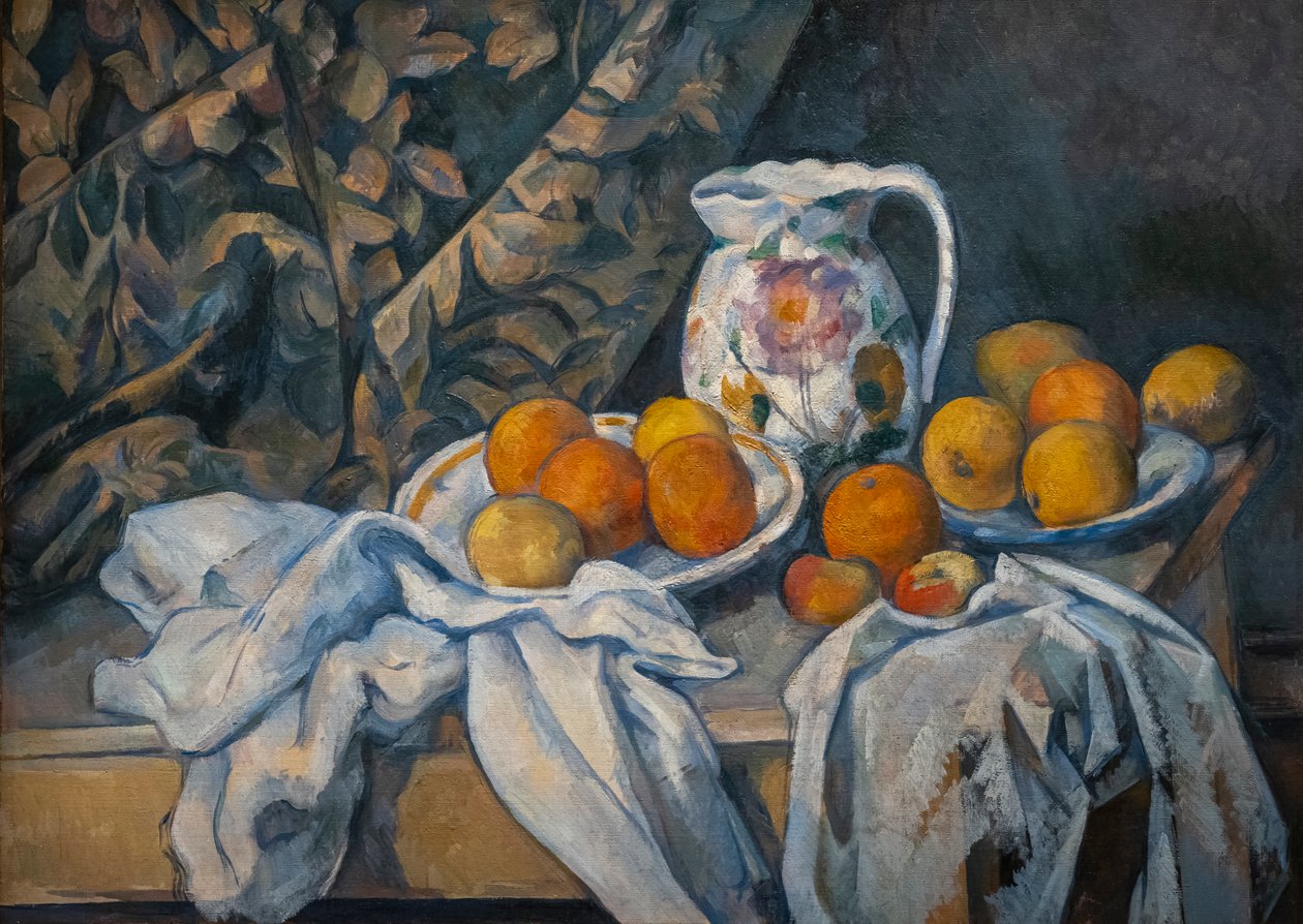 Stilleven met een gordijn door Paul Cézanne