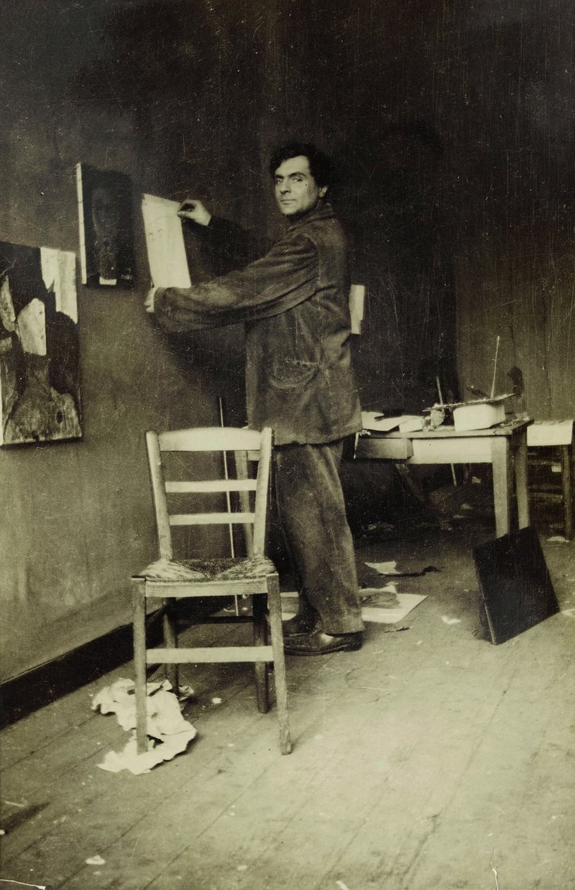 Amedeo Modigliani in zijn studio, ca. 1915 (zwart-wit foto) door Paul Guillaume