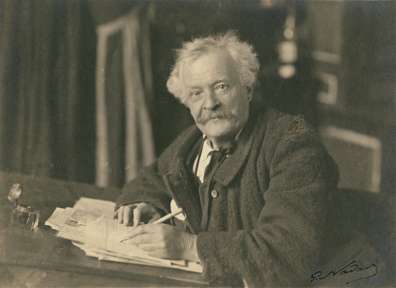 Félix Nadar zittend aan een schrijftafel door Paul Nadar
