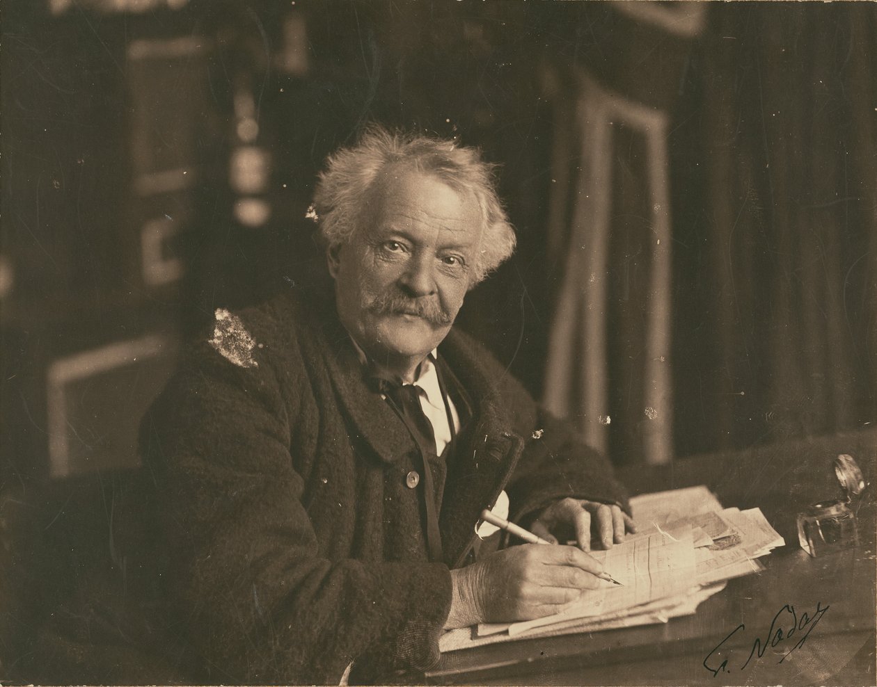 [Félix Nadar zit aan schrijftafel]. door Paul Nadar