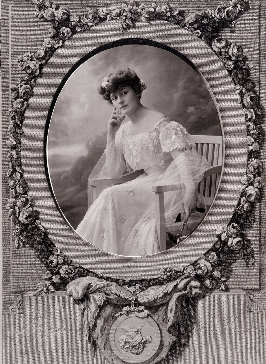 Portret van een dame zittend op een ovale bank in een met bloemen versierde achtergrond door Paul Nadar