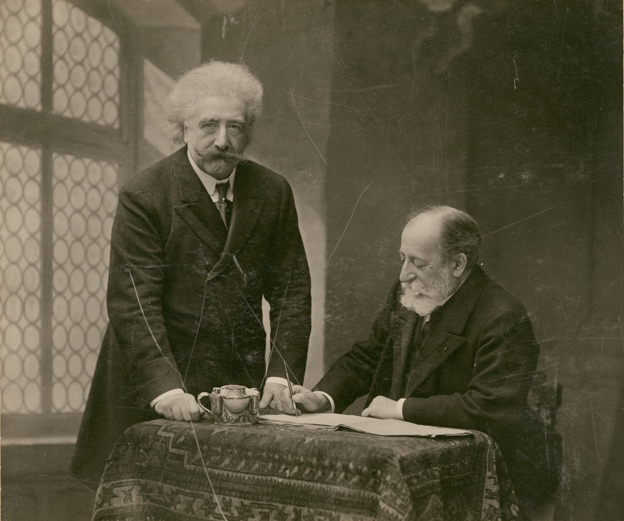 [Twee mannen in interieur, waarschijnlijk René Thorel en Hollman]. door Paul Nadar