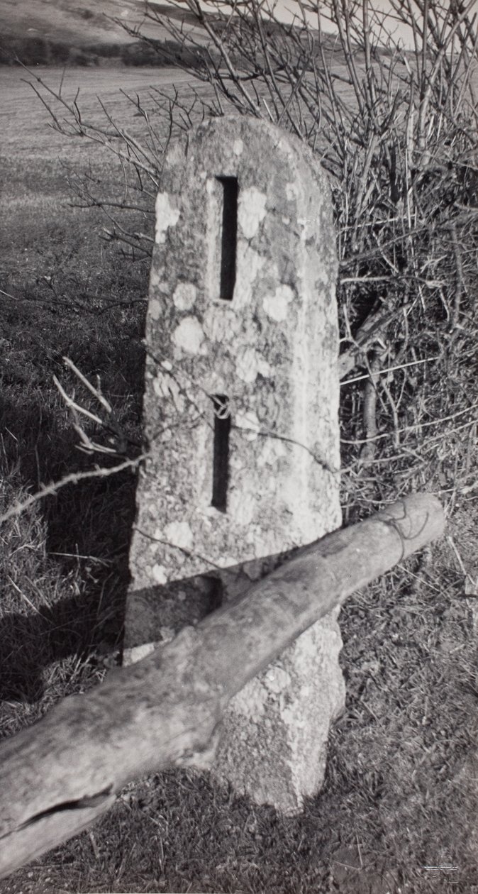 Stenen Post door Paul Nash