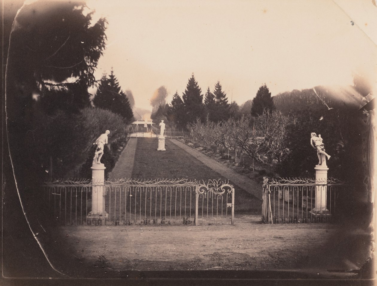 Tuintafereel met standbeelden,c. 1853 (foto) door Paul Thivier