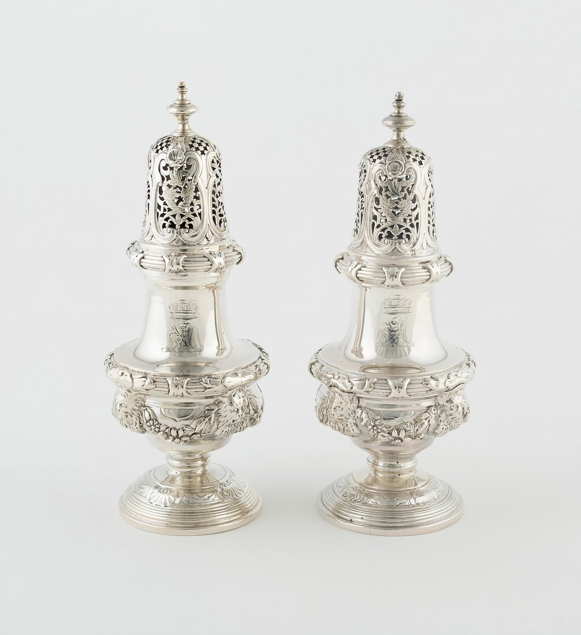 Paar strooiers, Londen, 1732-43 door Paul de Lamerie