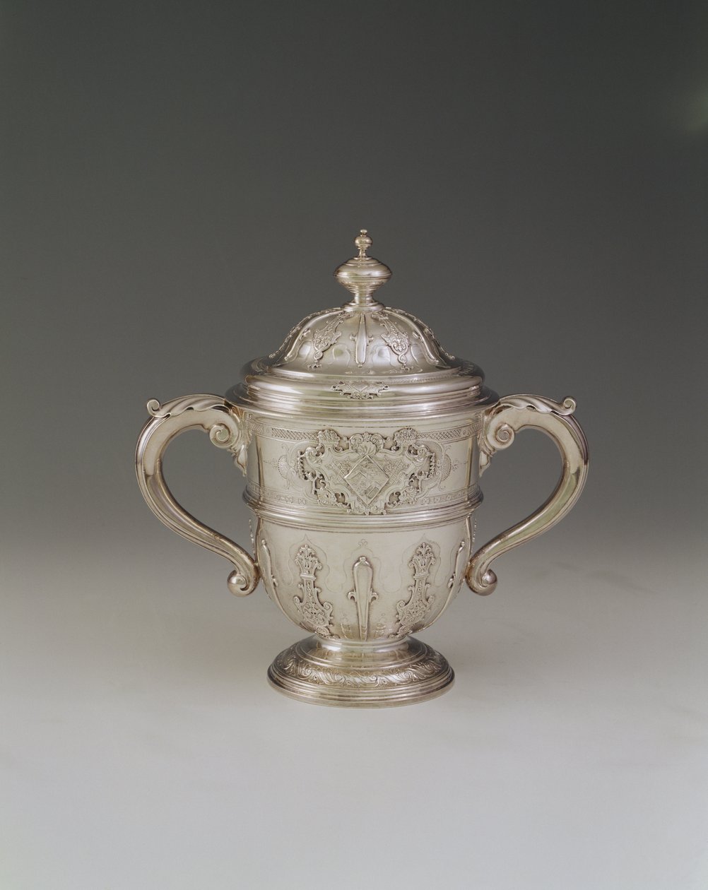Tweehandige beker en deksel, 1730-31 door Paul de Lamerie