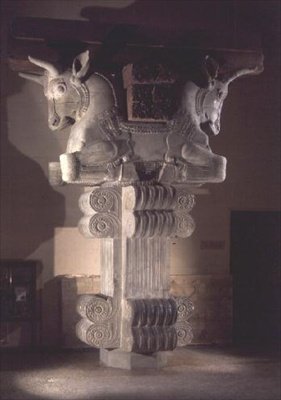 Kapiteel in de Perzische stijl van een zuil in de Apadana, uit het Paleis van Darius de Grote in Susa, Iran, c.500 v.Chr. door Persian School