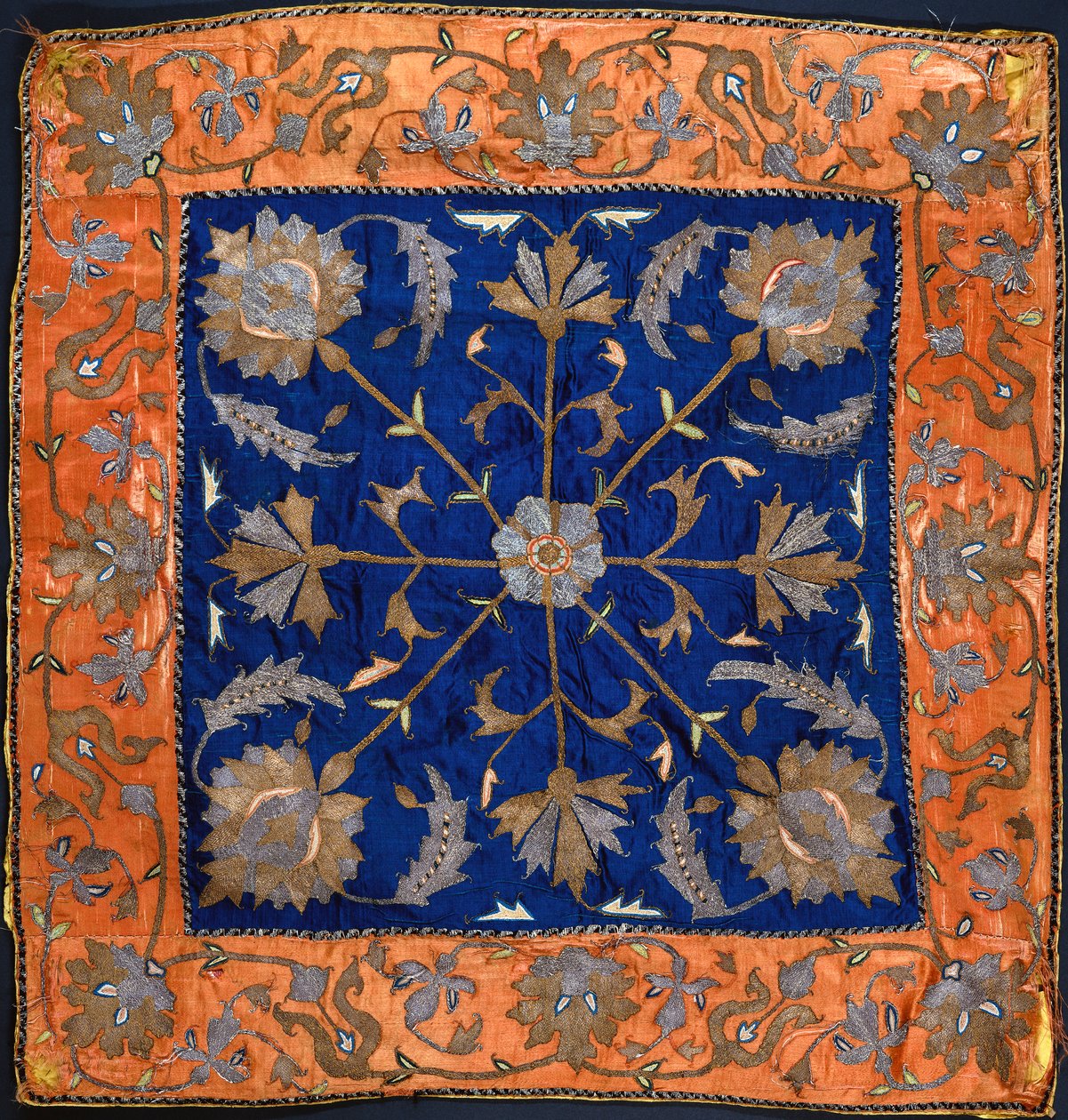 Een bocha samengesteld uit blauw satijnveld geborduurd met zilver- en gouddraad door Persian School