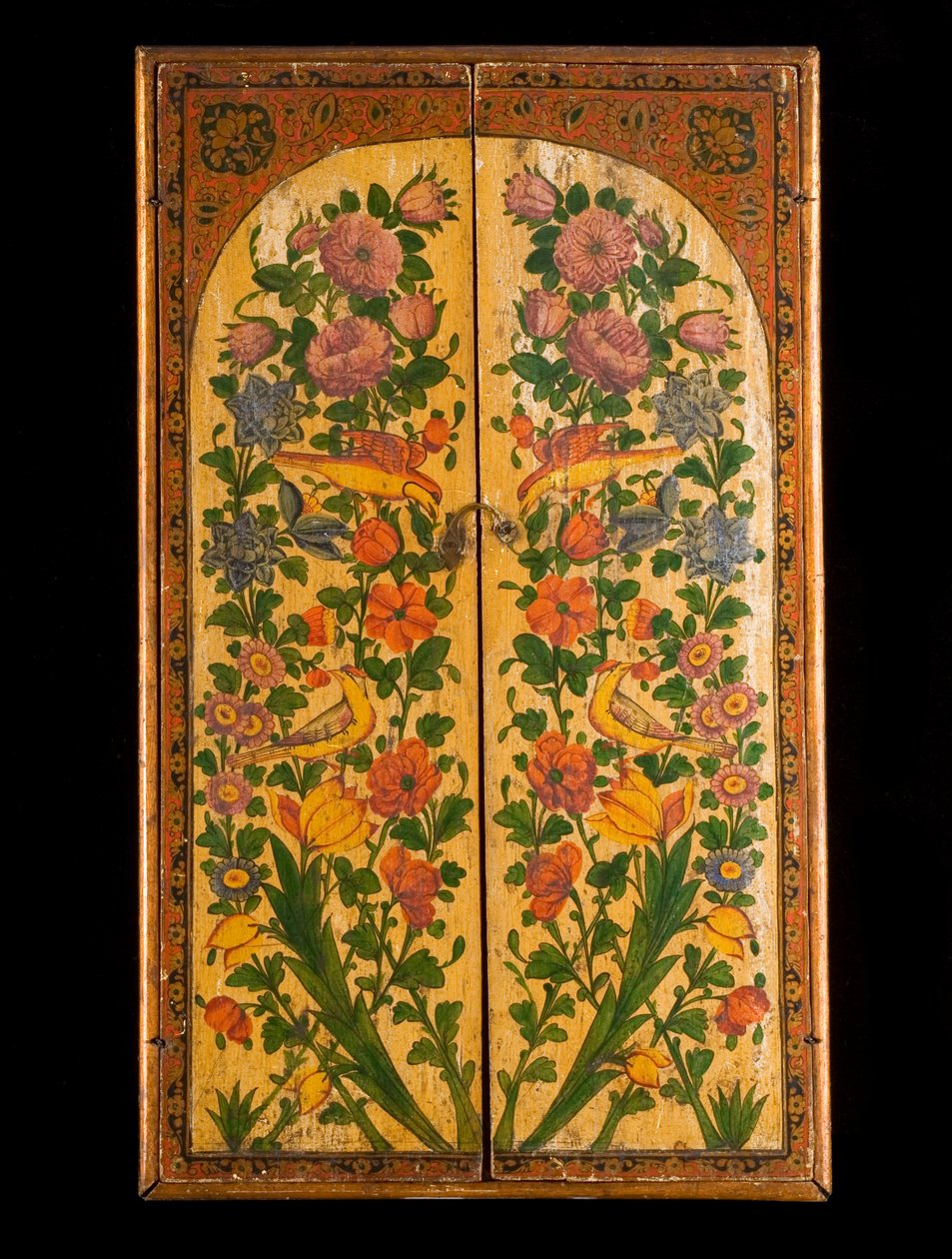 Een grote Qadjar polychrome gelakte spiegel, met de deuren gesloten om de versierde panelen te onthullen door Persian School