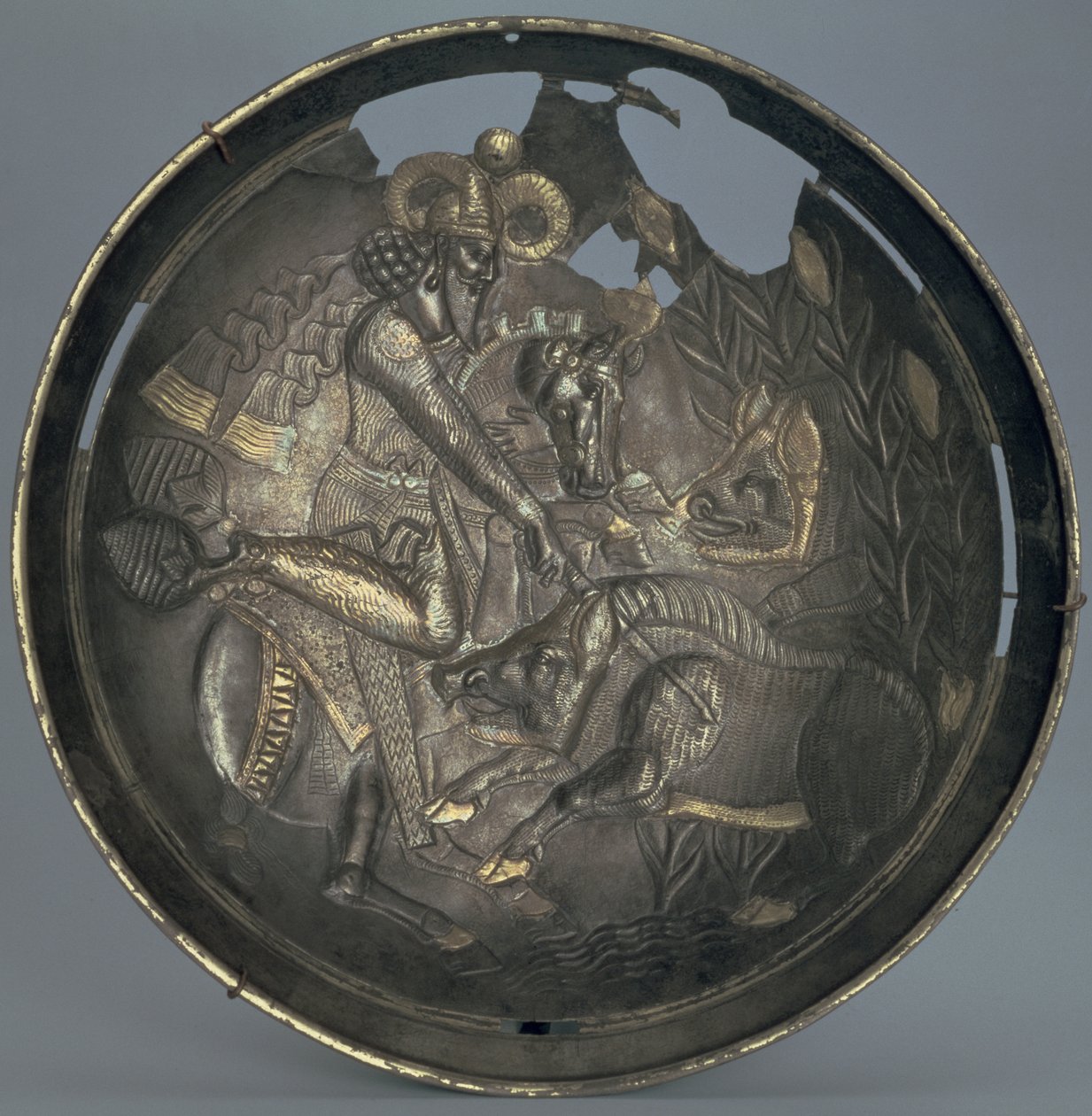 Schaal versierd met een scène van prins Varahran op jacht, Sassanidische dynastie (226-651) (zilver met vergulding) door Persian School
