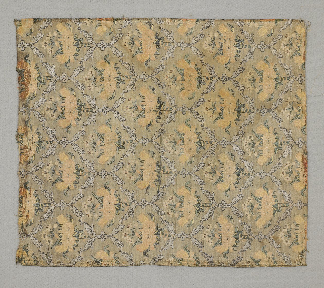 Fragment, bloemig ogivaal patroon door Persian School