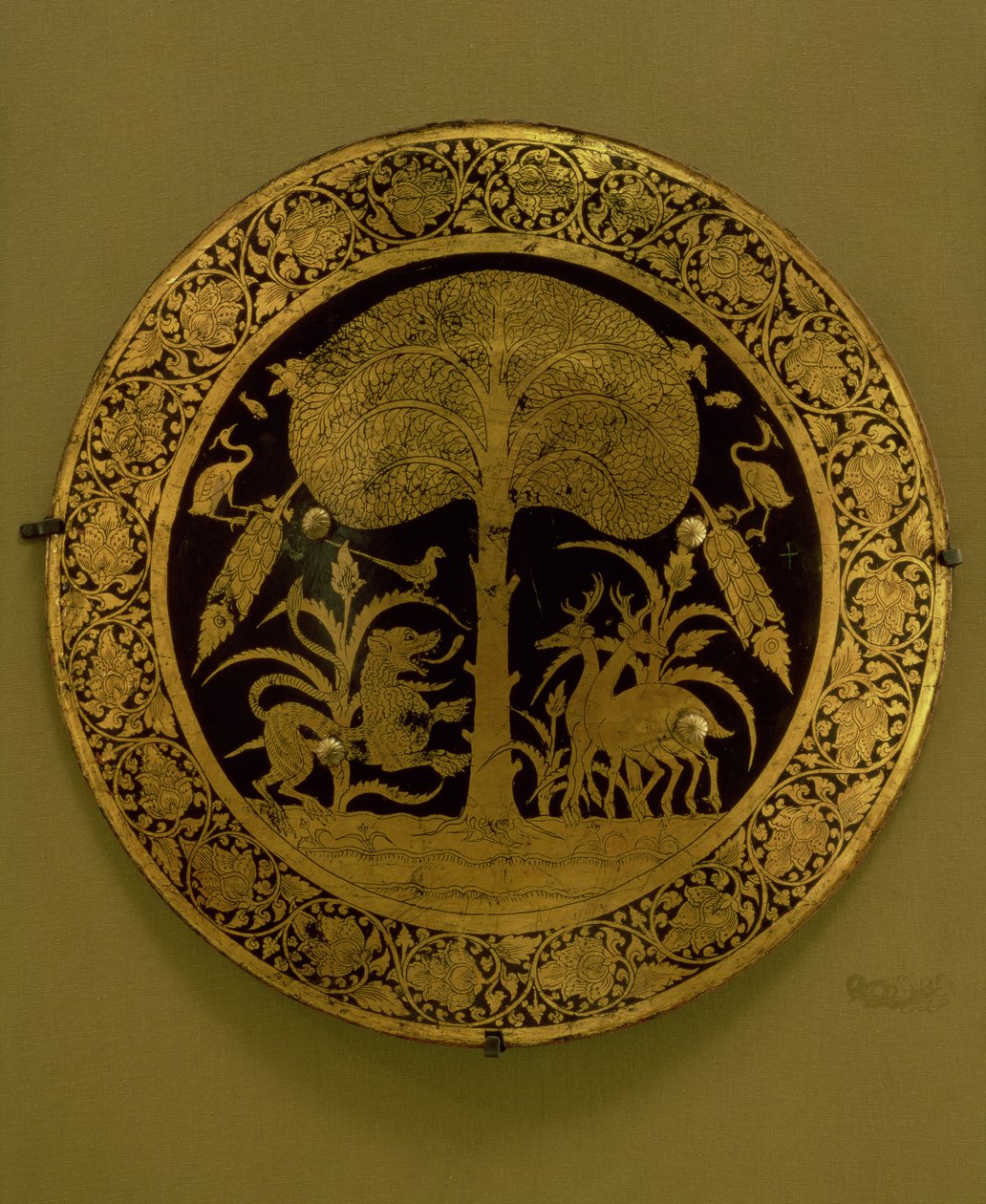 Bord met een rand van gestileerde bloemen rondom een scène van exotische dieren onder een spreidende boom (verguld brons) door Persian School