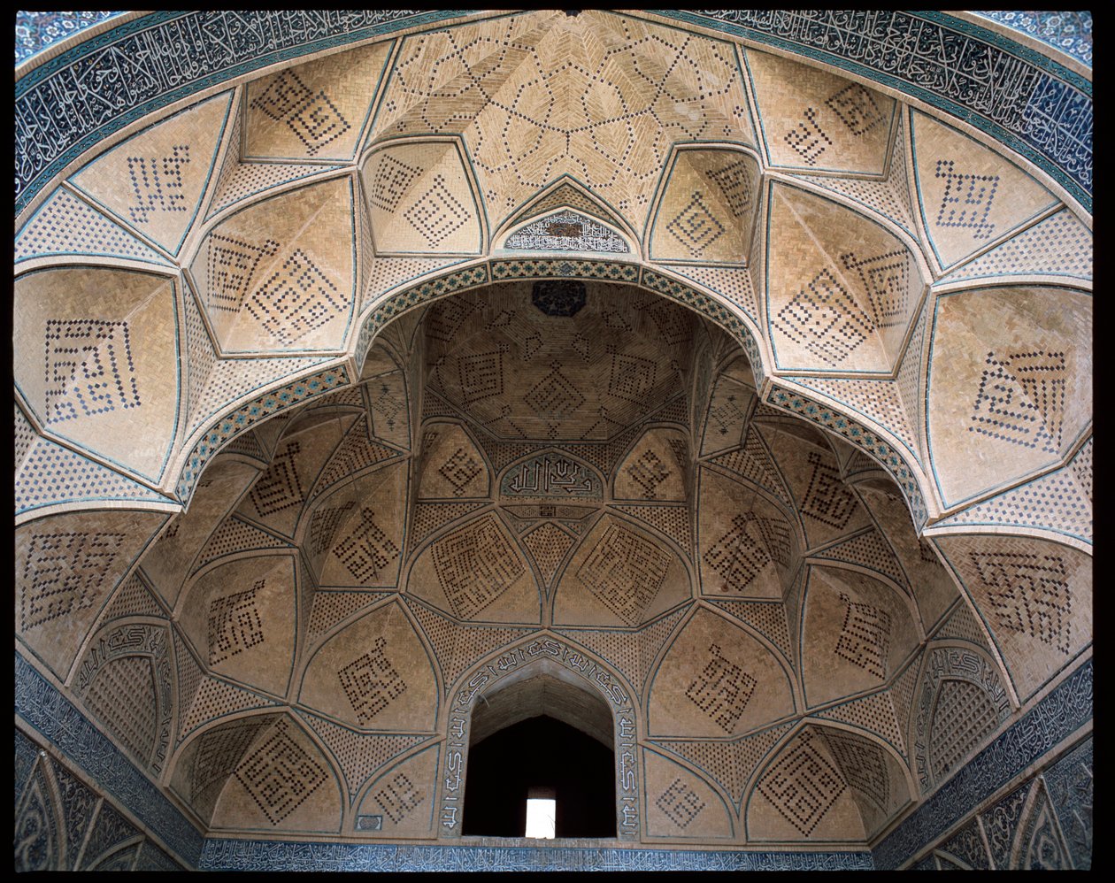 Zicht op het plafond van een van de iwans door Persian School