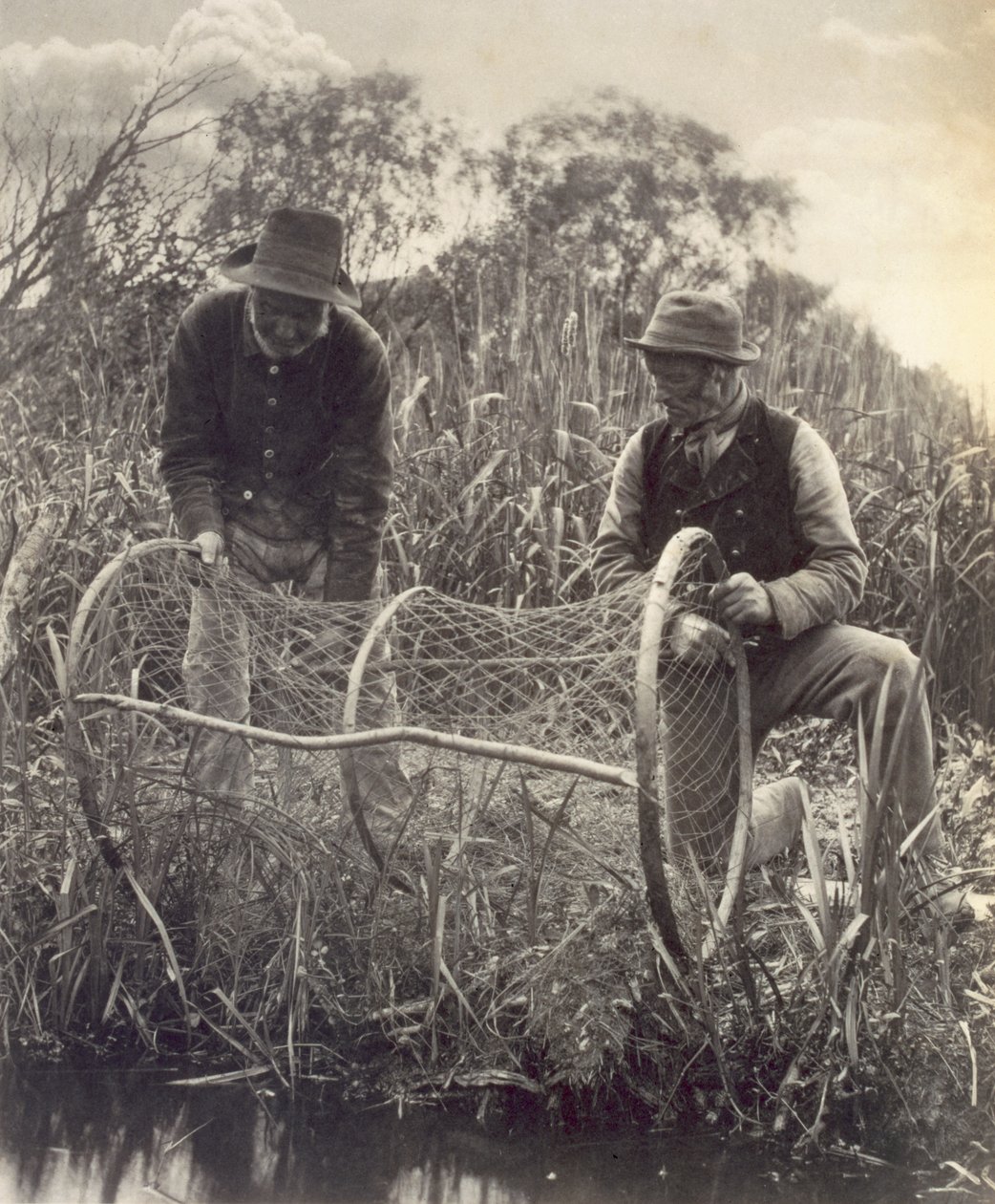 Het opzetten van het boognet, Leven en landschap op de Norfolk Broads, c.1886 door Peter Emerson und Thomas Goodall