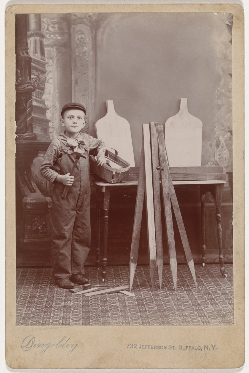 Portret van een timmermanshulp,c. 1900 (foto) door Peter Dingeldey
