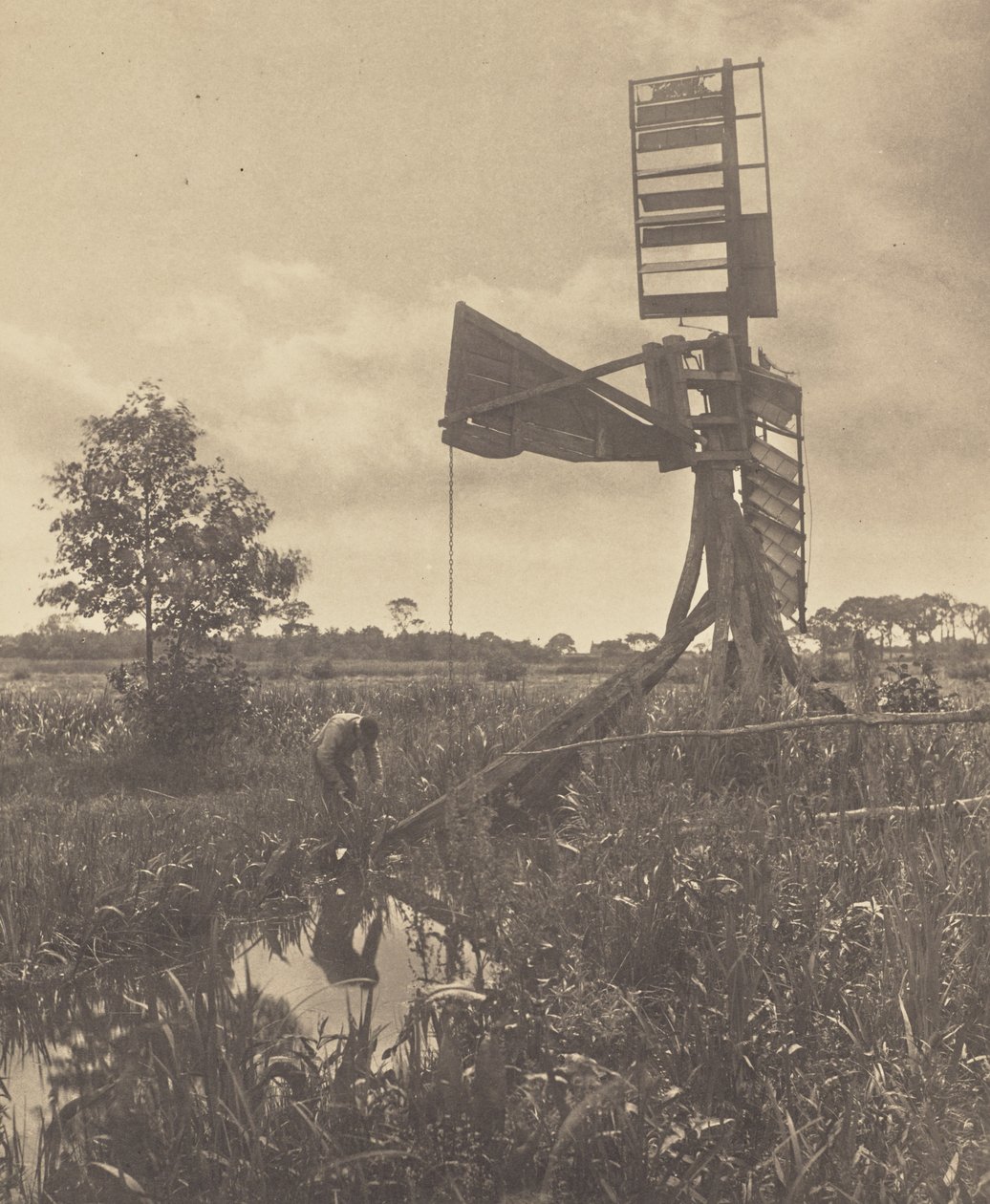 Een vervallen watermolen door Peter Henry Emerson