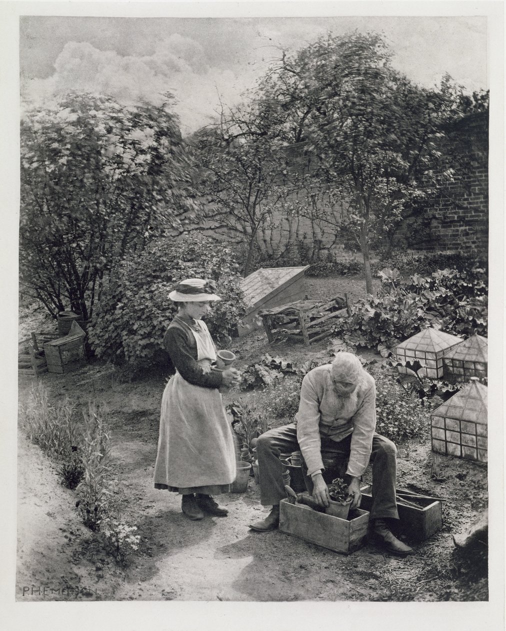 Een oude man en zijn dochter in de tuin door Peter Henry Emerson