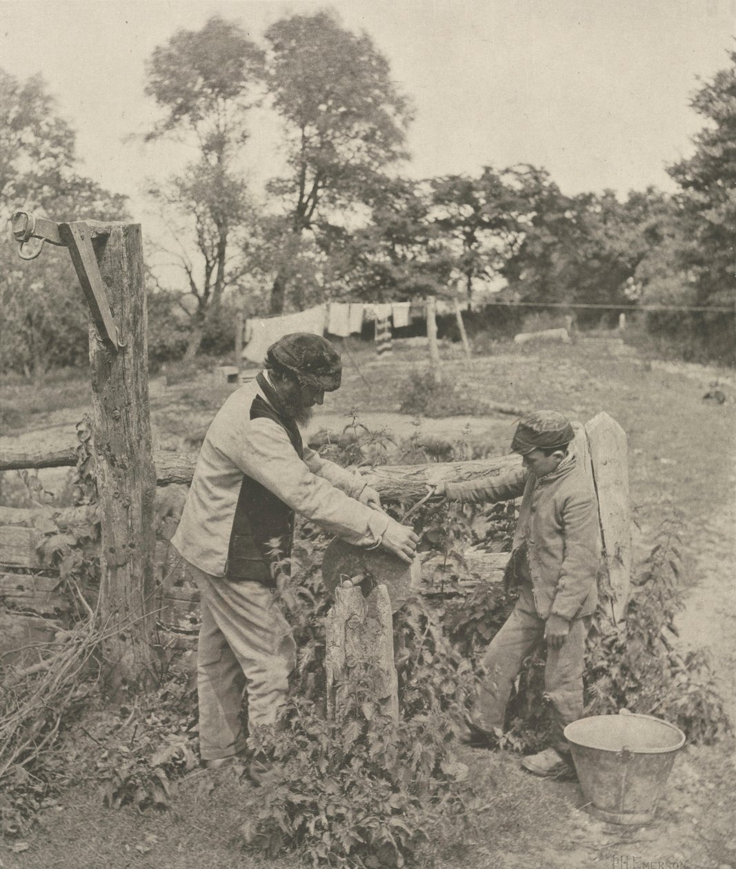 Bij de slijpsteen - Een boerenerf in Suffolk, 1888 door Peter Henry Emerson
