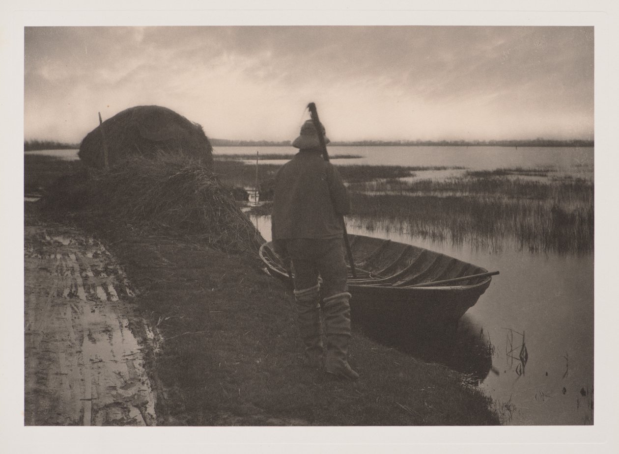 Moerasbewoner die rietstrooisel gaat snijden, uit Leven en landschap op de Norfolk Broads door Peter Henry Emerson