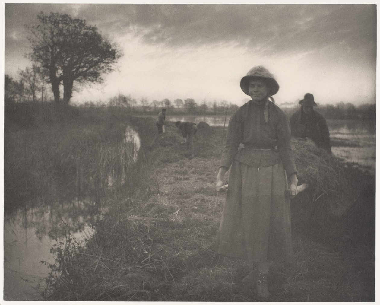 Moerashooi met stokken voortduwen door Peter Henry Emerson