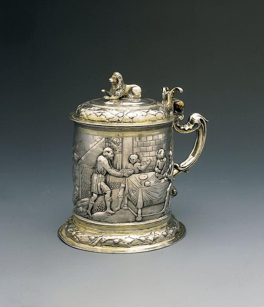 Bierpul, het lichaam repousse en gejaagd met Jacob die worstelt met de engel, en Abraham en Sarah die gastvrijheid verlenen aan de Drie-eenheid, Danzig, ca. 1690 door Peter III Rohde