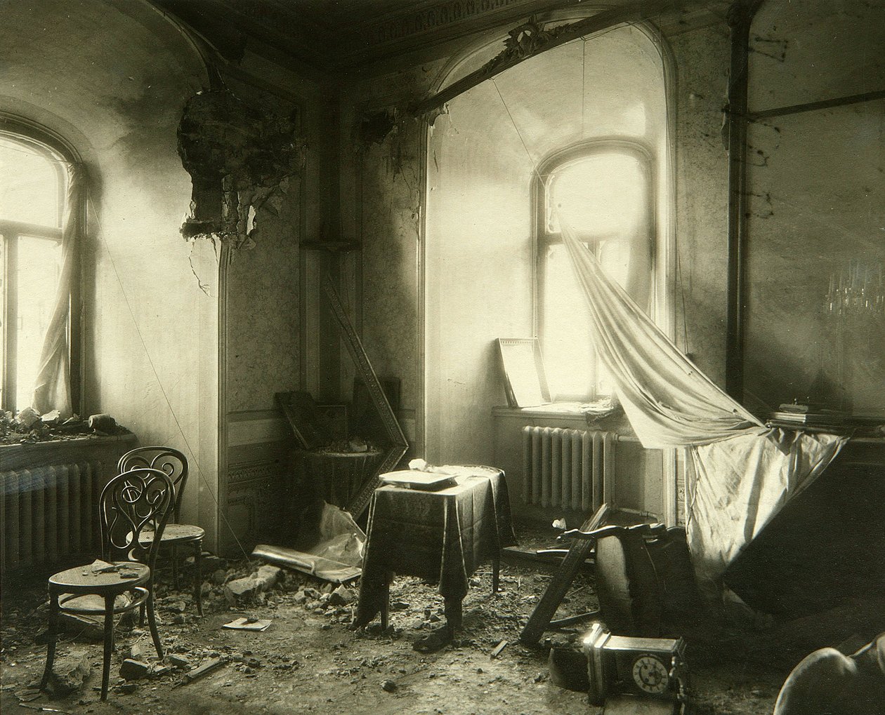 Russische Revolutie van 1917: interieur van het Chudov-klooster in het Kremlin van Moskou na het bombardement van november 1917. Fotografie van Pyotr Petrovich Pavlov (1860-1925) door Petr Petrovich Pavlov