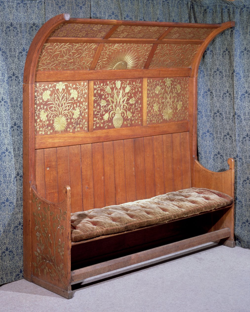 Bank met vergulde gesso-decoratie, gemaakt door Morris en Company, c.1865 door Philip Webb