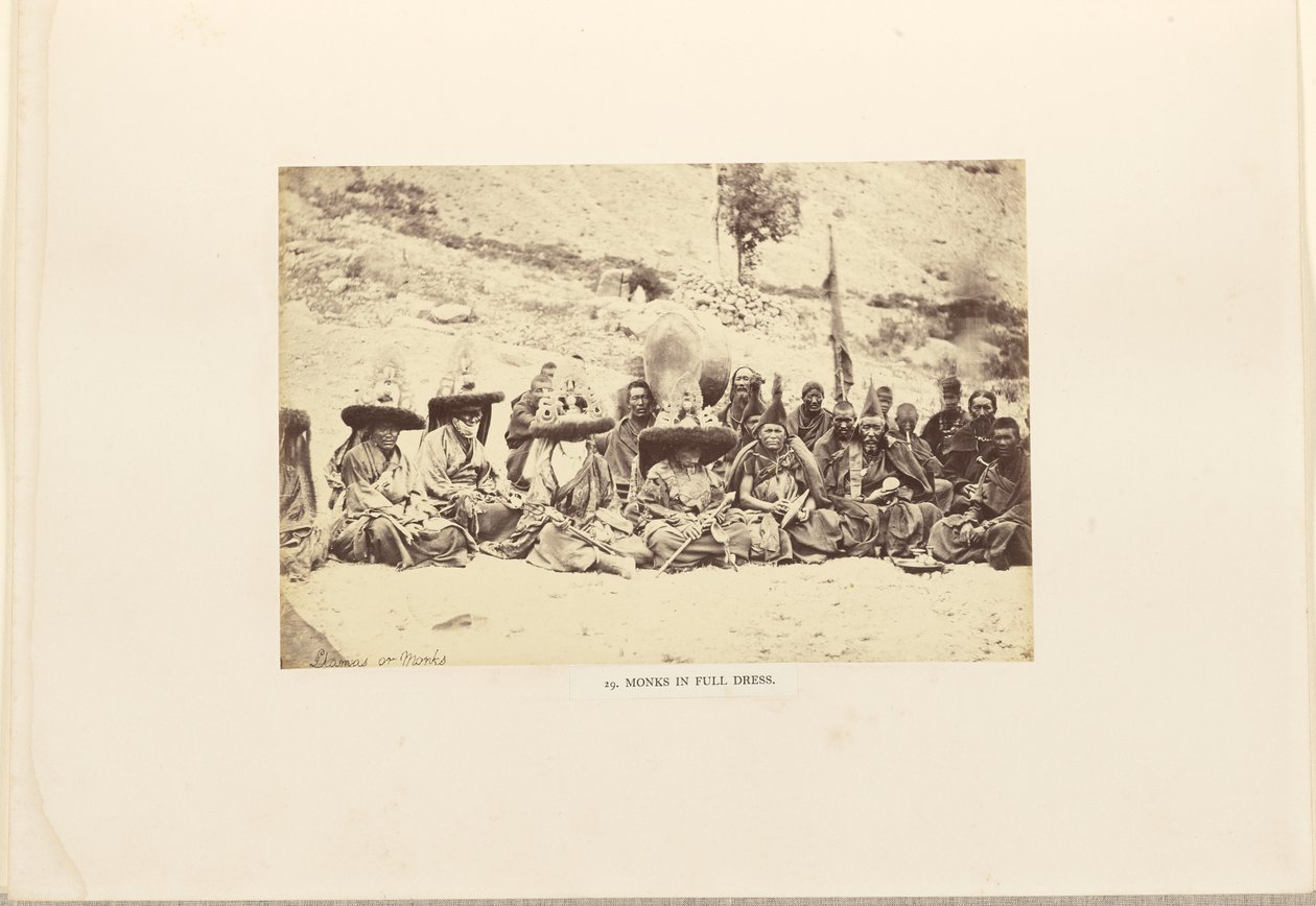 Monniken in vol ornaat door Philip Henry Egerton