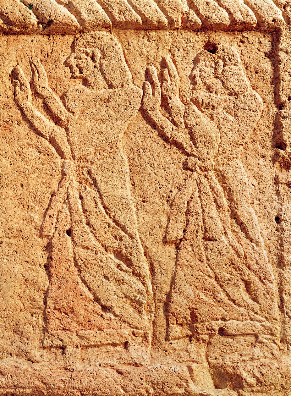 Reliëf met dienaren die hulde brengen aan de koning, detail van de Sarcofaag van Ahiram, Koning van Byblos door Phoenician