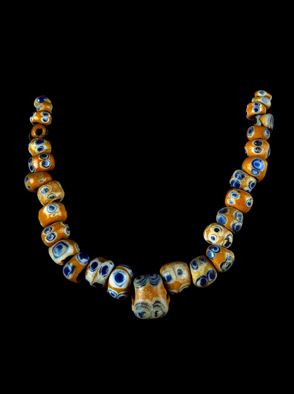 Fenicische kunst: glazen pasta ketting. 4e-3e eeuw v.Chr. door Phoenician