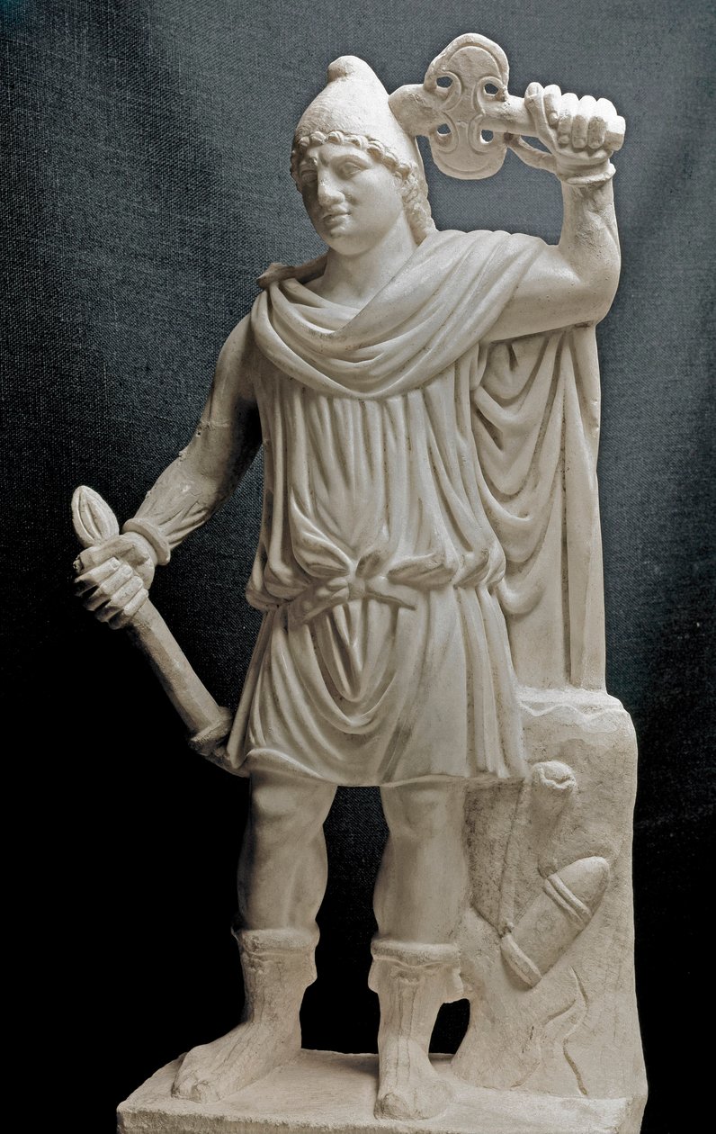 Fenicische beschaving: Mithriac godheid met een fakkel en een dubbele bijl. 2e of 3e eeuw na Chr. Marmeren beeldhouwwerk. Dim. 87 cm. Parijs, Louvre Museum door Phoenician Phoenician