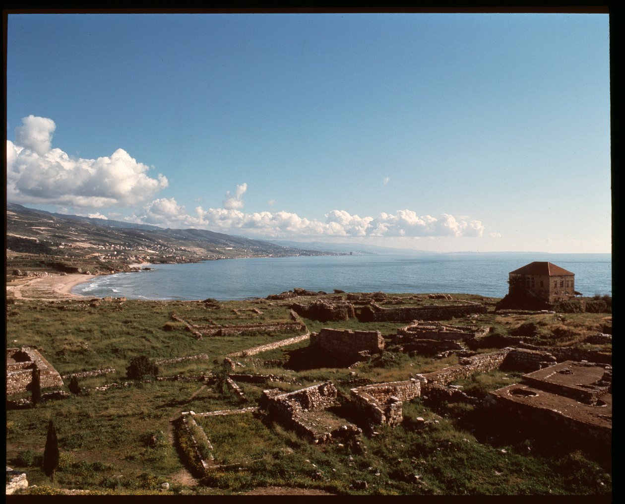Zicht op archeologische site, 3e tot 2e millennium v.Chr. door Phoenician Phoenician