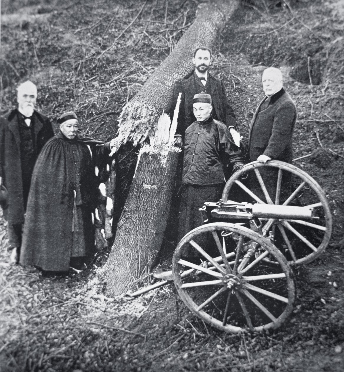 Hiram Maxim demonstreert de kracht van zijn geweer aan Chinese regeringsfunctionarissen door Photographer English