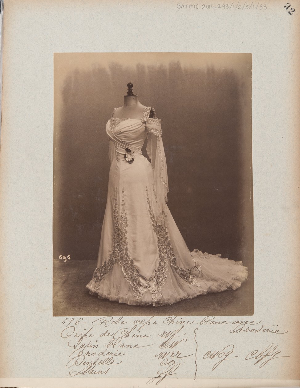 Albumblad: House of Worth, Baljurk door Photographer French