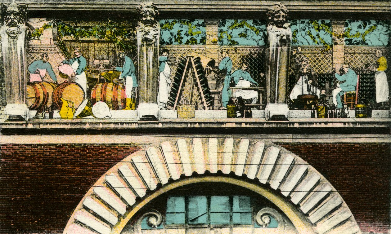 Fries boven de deur die de verschillende stadia van wijnwerk voorstelt, Reims, rue de Mars, ingang van het Maison des Champagnes Veuve Clicquot (Clicquot-Ponsardin) (gekleurd ansichtkaart) door Photographer French