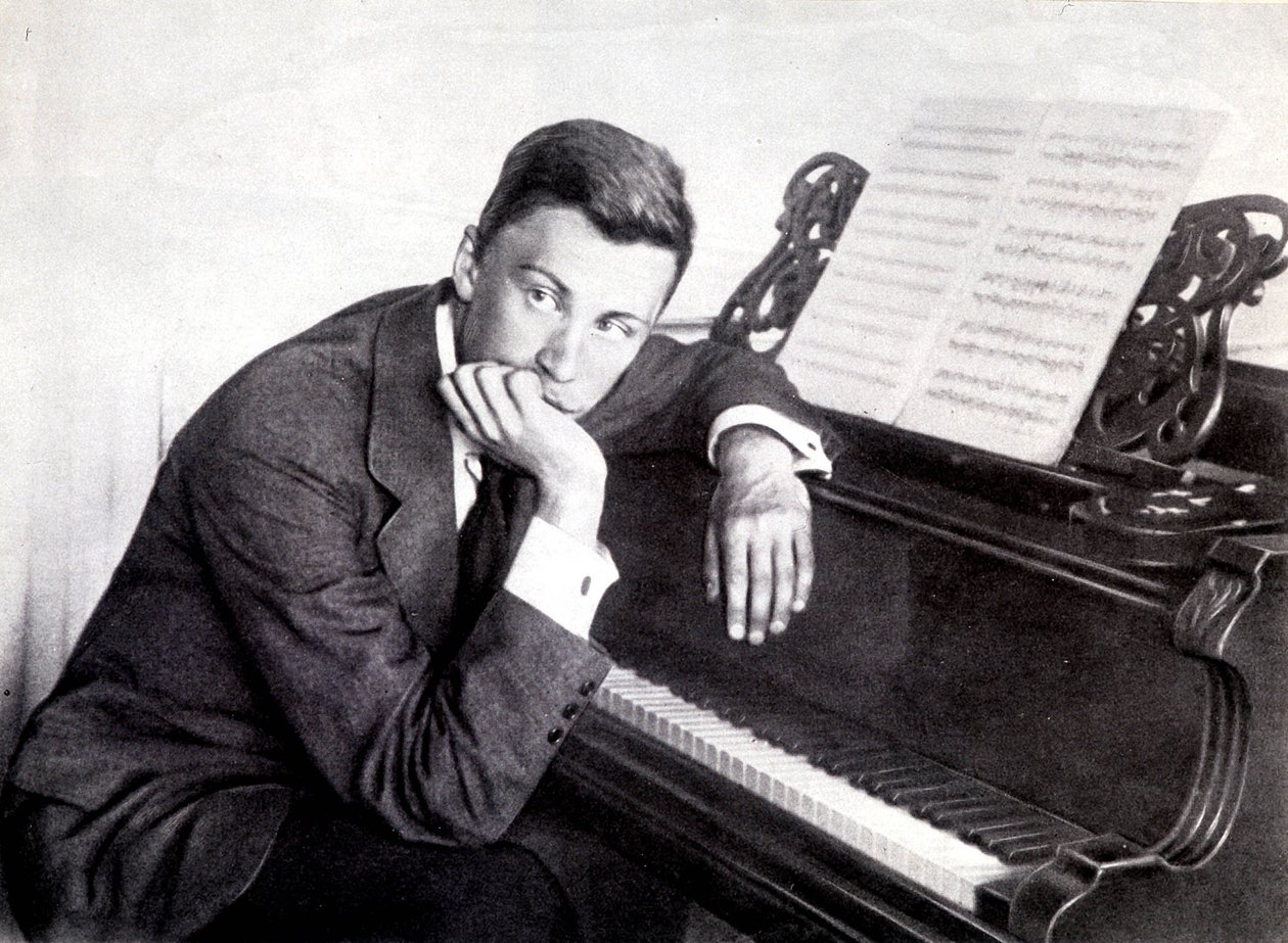 Sergei Prokofiev en zijn piano door Photographer French