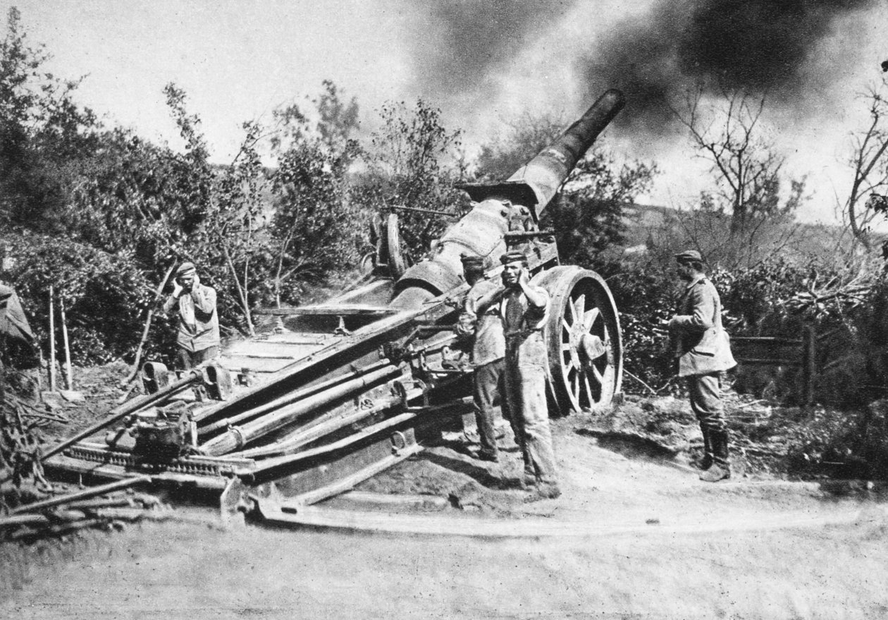 Duitse soldaten die een zwaar kanon afvuren door Photographer German